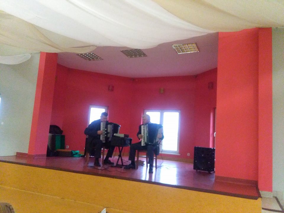 zdjęcie do
														 artykułu: 6 - latki słuchają koncertu Łódzkiego Duetu Akordeonowego