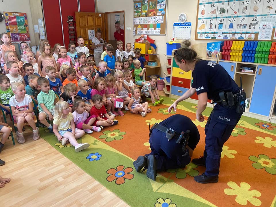 zdjęcie do
														 artykułu: Bezpieczne wakacje - spotkanie z policjantem