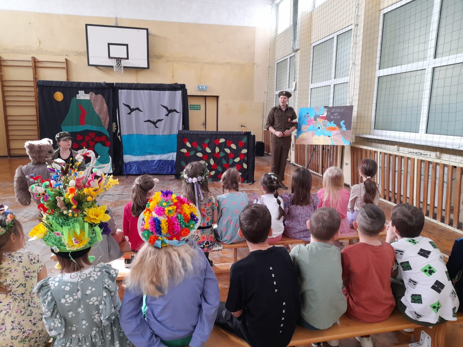 zdjęcie do
														 artykułu: Spotkanie z misiem Wojtkiem szkoła podstawowa