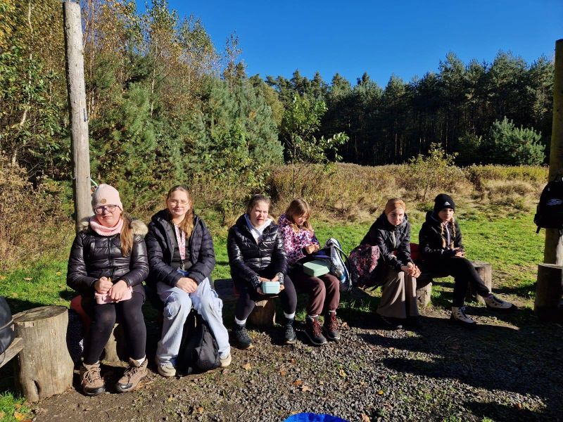 zdjęcie do
														 artykułu: WYCIECZKA DO LASU KLASY 6A